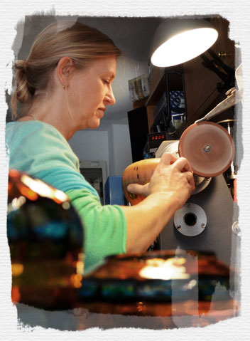 Amy West creates a glass piece using the Battuto method